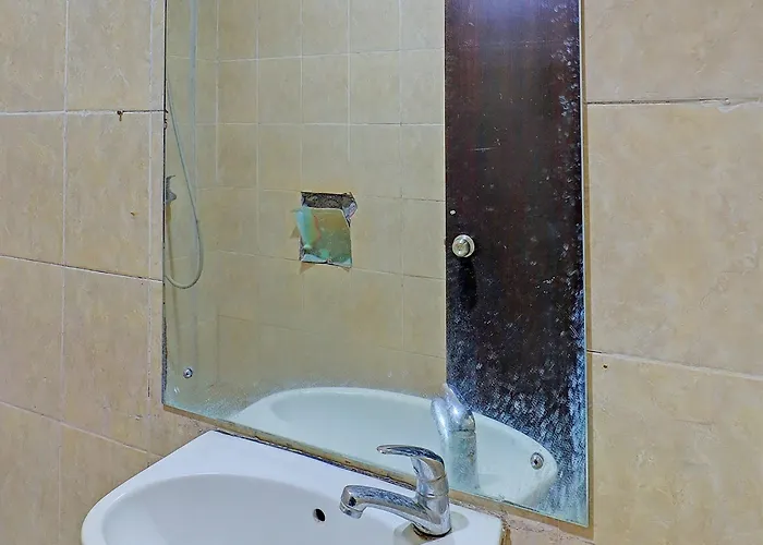 Super Oyo 91870 Warna Kedaton Hotel